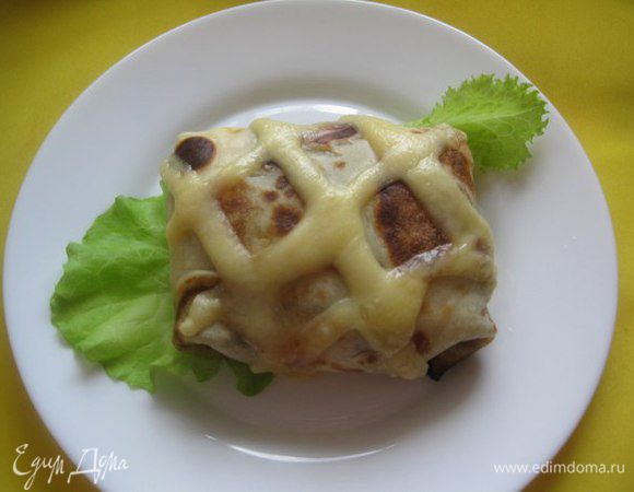 Включаем верхний жар и выпекаем 10 минут, пока не расплавится сыр.