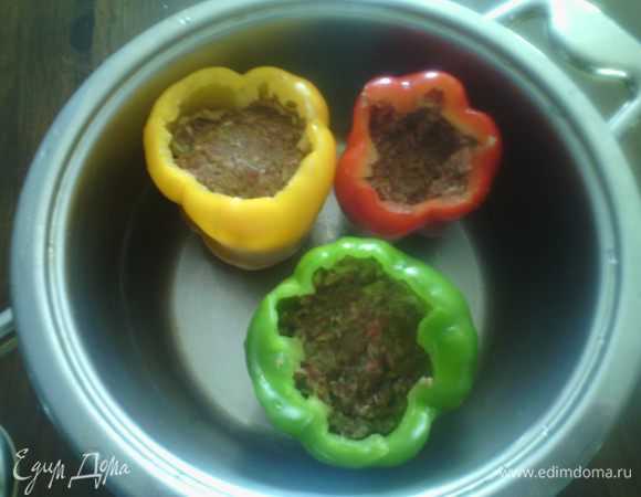 Разложить фарш по перцам, но не до верха.