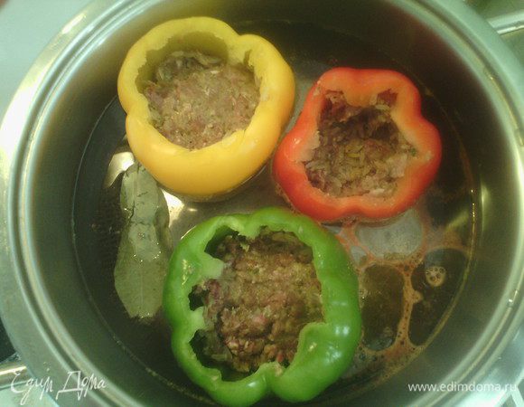 Сложить перцы в кастрюлю, залить до половины водой, добавить шафран и кубики, накрыть крышкой. Готовить на медленном огне 30 мин. 