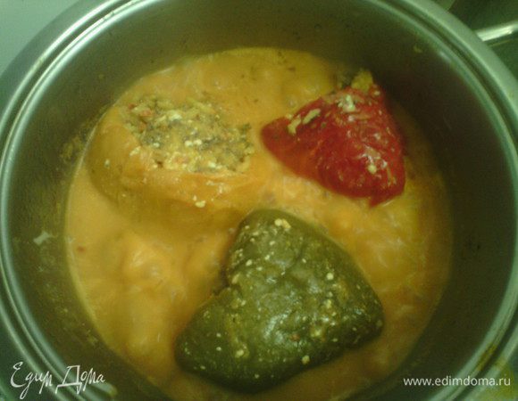 По истечении времени добавляем томатный соус и сметану. Готовить ещё 20 минут. 