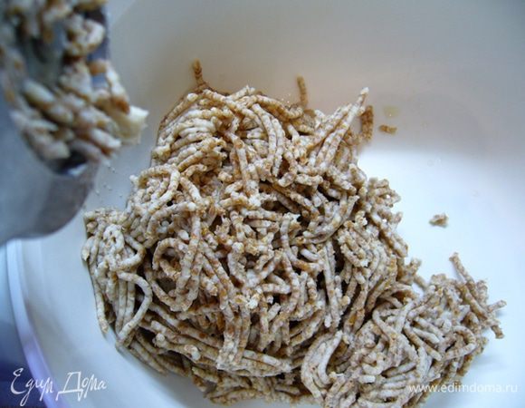 Слить с разбухшей пшеницы воду, пропустить зерна через мясорубку.
Залить стаканом кипятка, размешать. Получится пшеничное «пюре».
