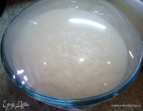 Ставим опару.
В ¼ стак. теплой воды растворить сахар, развести дрожжи. Просеять муку (1/2 ст. л.). Перемешать, накрыть пищевой пленкой, поставить в теплое место. Через 15 мин. вот так надулась пленка, дрожжи заработали!
