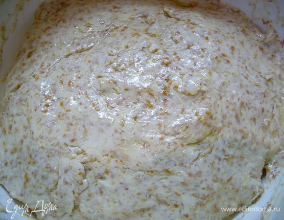 В остывшее пшеничное пюре добавить опару, перемешать. Теперь добавляем масло, мед, соль. Просеиваем муку. Муки может потребоваться немного больше! 
Минут десять вымешиваем тесто.
Тесто будет эластичным, но слегка липнущим к рукам.
Смазываем тесто оливковым маслом, накрываем пищевой пленкой и отправляем в тепло на час.
