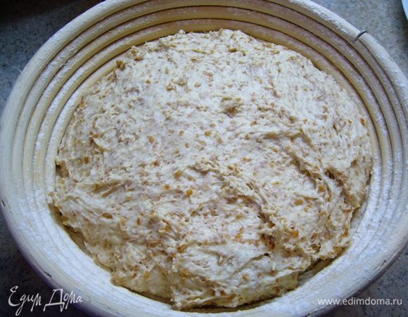 Форму для расстойки присыпать мукой, отправить тесто на 40 мин. подходить. Вообще в этом рецепте лучше использовать форму для хлеба, хлебушек поднимется, у меня на противне он слегка растекся! 