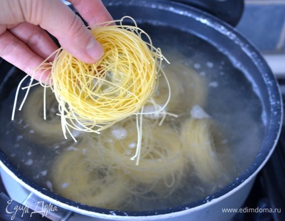 Пасту будем использовать "волосы ангела" - это очень тонкая паста. В кипящую подсоленную воду опустить необходимое количество пасты и через 1 минуту скинуть на дуршлаг. Не забудьте предварительно отлить примерно полстакана жидкости от варки вермишели, она нам пригодится для томатного соуса.