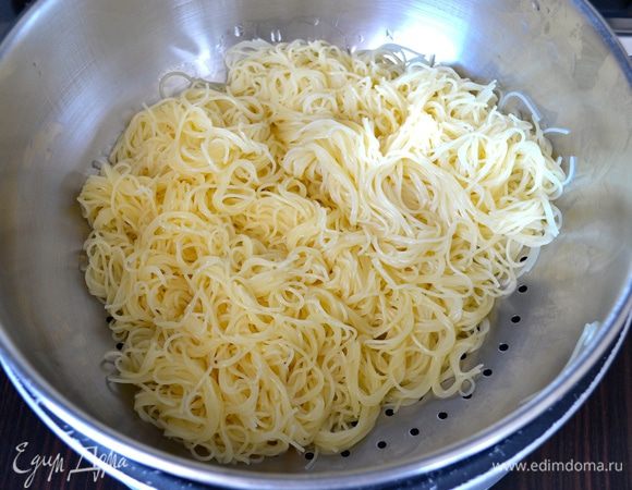 Остудить пасту, промыв ее холодной проточной водой, и отставить в сторону.