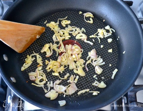 Лук-шалот мелко нарезать и слегка обжарить его в сковороде с 1 ст.л. оливкового масла. Вяленые томаты нарезать полосочками.