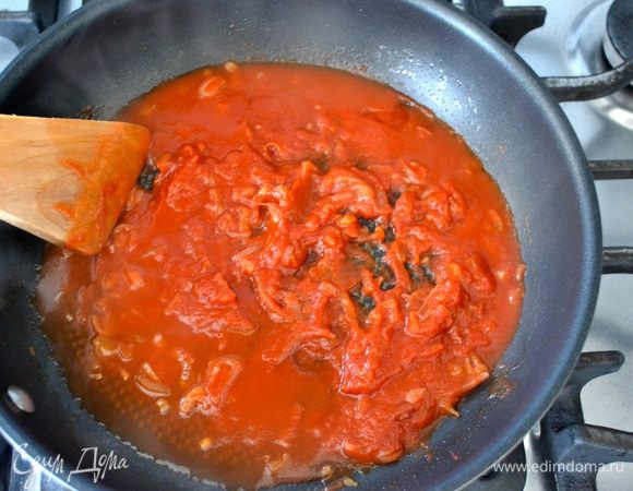 Добавить томатный концентрат и разбавить его несколькими ложками воды от приготовления пасты. Потушить все пару минут и снять сковороду с огня. 