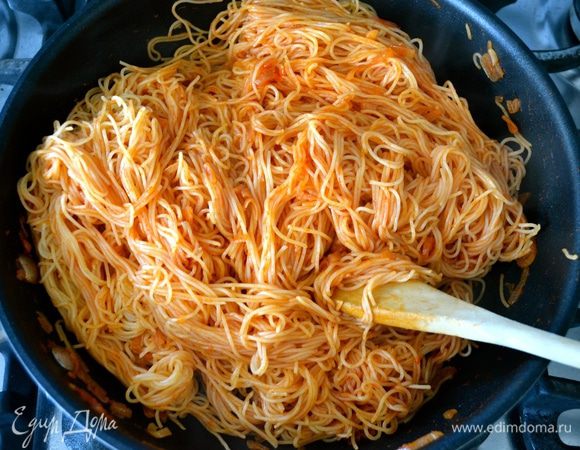 Выложить к соусу вермишель и как следует перемешать.
