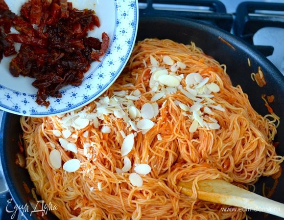 Добавить нарезанные томаты и миндаль. Посолить и поперчить все по вкусу.