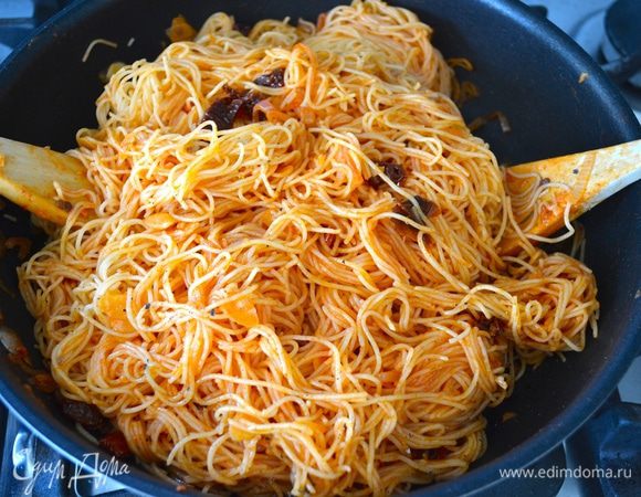 Перемешать все еще раз, чтобы соус равномерно распределился по пасте. Из указанного количества ингредиентов получается 10 "корзиночек", но, если у Вас останется неиспользованная паста, то уже в таком виде она очень вкусная и совершенно готова к употреблению ;)