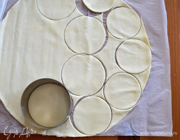 Заранее подготовленное песочное тесто раскатать в тонкий пласт. У меня уже готовое тесто, но можно его приготовить самостоятельно, как, например в этом рецепте - http://www.edimdoma.ru/retsepty/52455-kish-pirog-s-ryboy-i-ovoschami. Вырезать одинаковое количество кружков чуть большего размера, чем формочки, в которых мы будем выпекать "корзинки" и столько же кружков чуть меньшего размера, которые будут служить "крышечками"