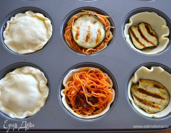 Сверху выложить пасту в соусе, опять кружочек баклажана. Накрыть маленькими кружочками теста и осторожно скрепить края. Тесто очень податливое в работе.