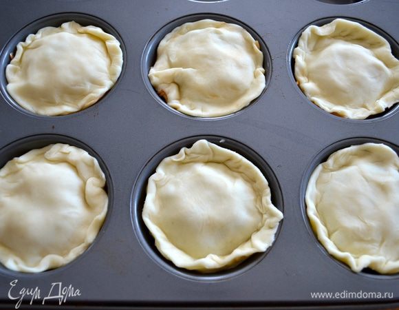 Подготовить и закрыть таким образом все корзиночки и поставить выпекаться в разогретую до 180°C духовку на 15-20 минут, пока верх корзиночек не станет красивого золотистого цвета. 