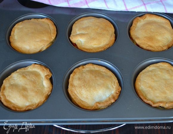 Готовые корзиночки слегка остудить и сразу же подавать!