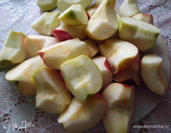 Изюм замочить в холодной воде. Яблоки разрезать на 4 части, вырезать сердцевину.