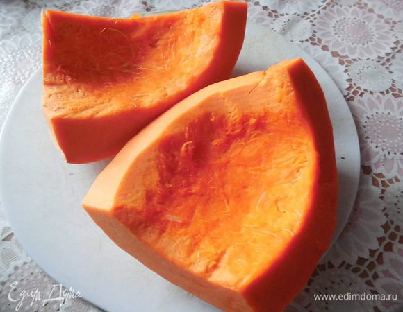 Тыкву очистить от кожуры и семян. Почистить морковь. 