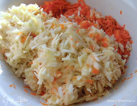 На крупной терке натереть тыкву, морковь и яблоки. С яблок я выбрасывала кожуру, она довольно жесткая и не очень вкусная в салате.