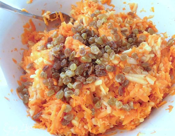 С изюма слить воду, промыть и просушить. Добавить его к натертым овощам и фруктам. 