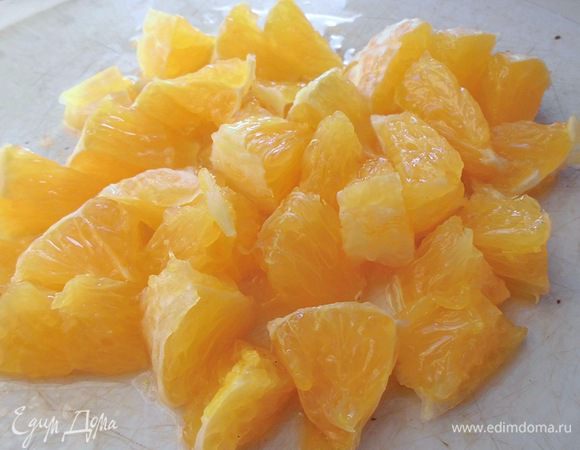 Апельсин очистить от кожуры, косточек и перегородок. Нарезать небольшими кусочками. Апельсин должен быть очень сочным! Но его не должно быть в салате очень много. Может быть, вместо половины нужно будет положить четвертинку. Все зависит от размера.