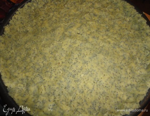 Из сливочного масла, желтков, разрыхлителя и муки вымесить песочное тесто. Добавить мак. Раскатать тесто по периметру формы и поставить в духовку, предварительно нагретую до 200 градусов на 15 мин. 