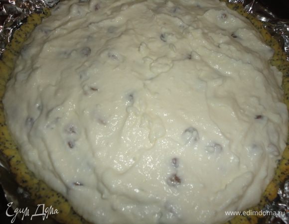 На тесто выложить творожную начинку и поставить тарт снова в духовку на 20-30 минут снизив температуру до 180 гр.