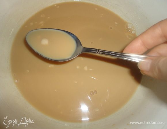 Заварить чай: 2 ч.л. чая на 200 мл воды.
Распустить в чае дрожжи, добавить соль и сахар.