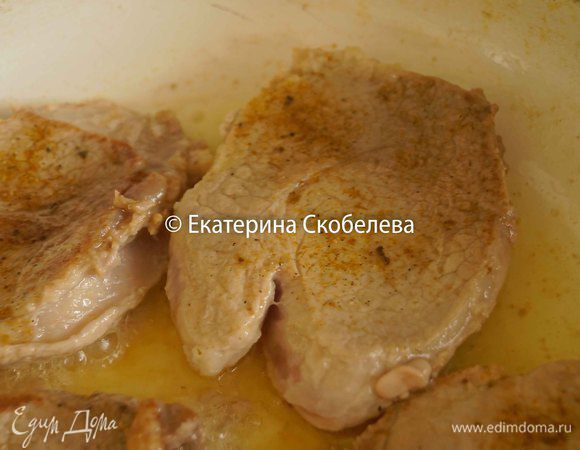 Разогреть сковороду с растительным маслом. Выложить на нее свиные отбивные и обжарить с двух сторон до готовности.