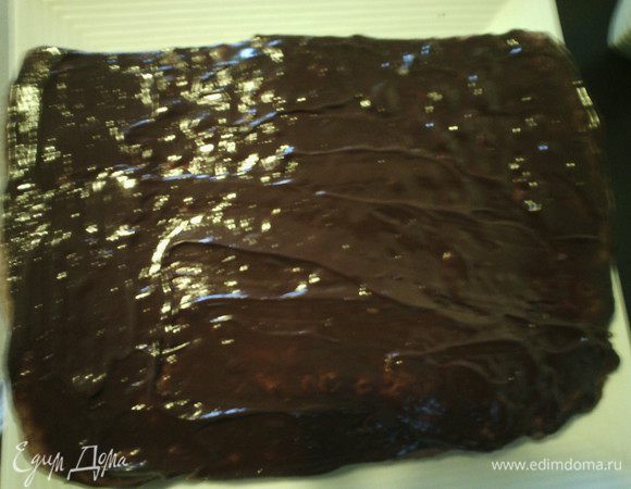 Пока коржи остывают, делаем шоколадную начинку. 
В кастрюле разогреваем сливки, но не кипятим, кладем шоколад, перемешиваем до однородной массы. Оставляем остывать до комнатной температуры. 
Начинаем сборку: первую половину ванильного коржа смазываем начинкой, сверху кладем корж из какао, смазываем начинкой и кладем вторую половинку ванильного коржа. Ставим в холодильник на 30 минут.