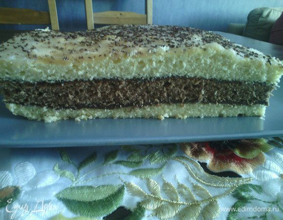 За несколько минут до конца охлаждения готовим глазурь. В кастрюлю насыпать сахар, поставить на медленный огонь, влить молоко, все хорошо перемешать до получения густой глазури. Все полить сверху пирожного, выровнять лопаткой. Посыпать тертым шоколадом. Поставить в холодильник на 2 часа. Приятной дегустации!