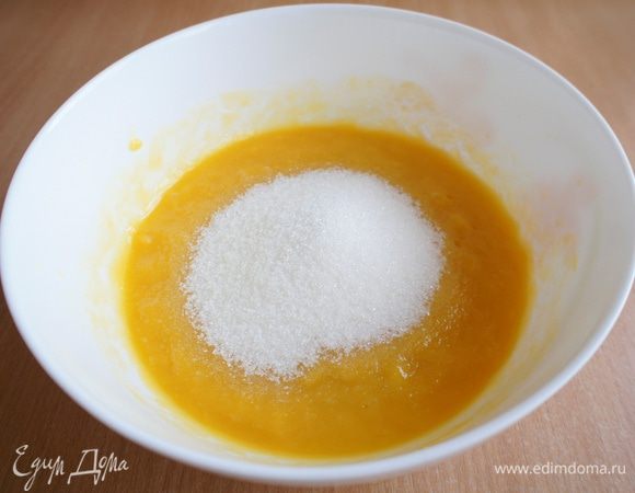 Из манго (без сиропа) сделать пюре.
Добавить сахар обычный и ванильный.