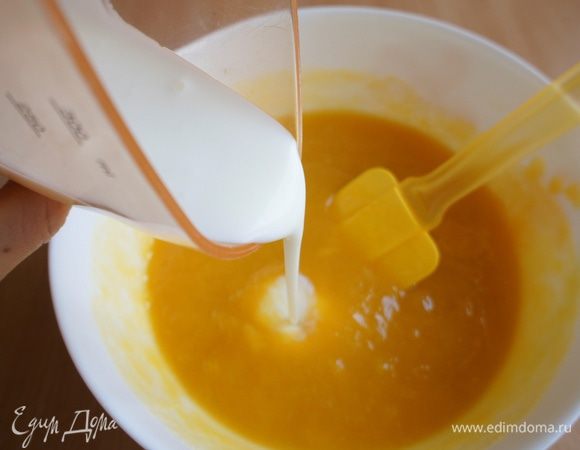 Добавить йогурт и оливковое масло и хорошо перемешать до тех пор пока не растворится сахар.