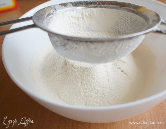 В отдельную миску просеять муку, соду, пекарский порошок, как минимум 2 раза для равномерного распределения соды и порошка.