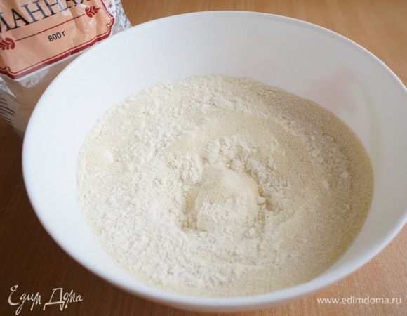 К муке подмешать манную крупу.