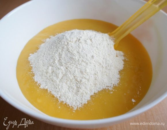 Теперь соединить смесь из манго со смесью из муки и перемешать до однородного состояния. 