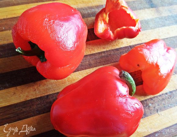 Перец почистить, разделить на 3-4 части, уложить на фольгу в виде тарелки и поместить в форму.