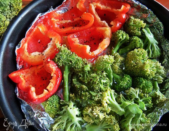 Брокколи промыть, разделить на соцветия, выложить рядом с перцем, посолить, поперчить. Идею запечь вкусные перцы взяла у Ани (Солнце): http://www.edimdoma.ru/retsepty/70571-salat-iz-zapechennyh-pertsev, только дополнила и расширила)))