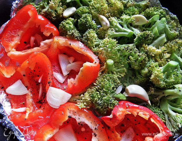 Чеснок, лук покрошить сверху в крупном виде. Сбрызнуть бальзамическим уксусом и полить оливковым маслом. Отправить запекаться в разогретую духовку до 180 С минут на 15.