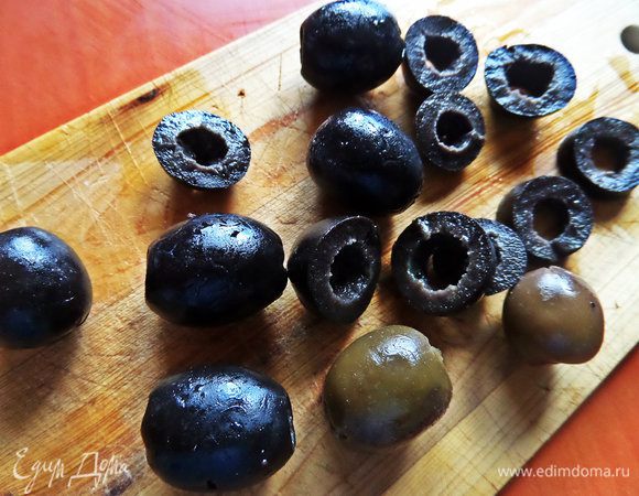 Маслины разрезать на колечки и подать на готовых овощах.