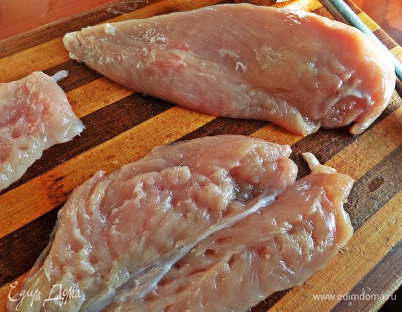 С курочкой всё тоже просто! Разрезать вдоль грудку, отбить, обвалять в итальянских травах с солью.