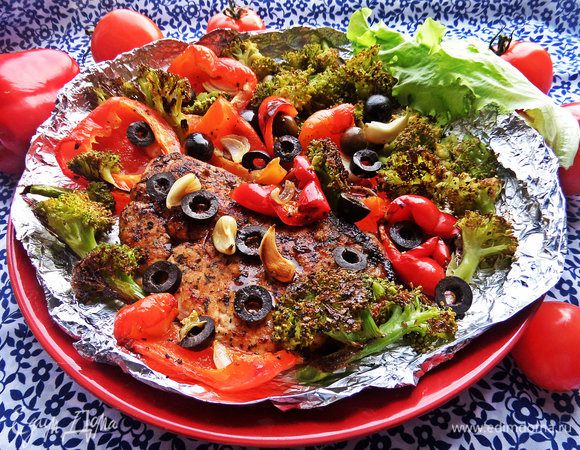 Посыпать маслинами и подать всё вместе прямо на фольге!