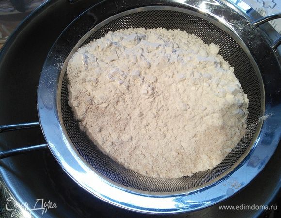 Следующим этапом смешиваем остальные ингредиенты, просеиваем через сито к опаре, добавляем остальные дрожжи и тёплую воду.