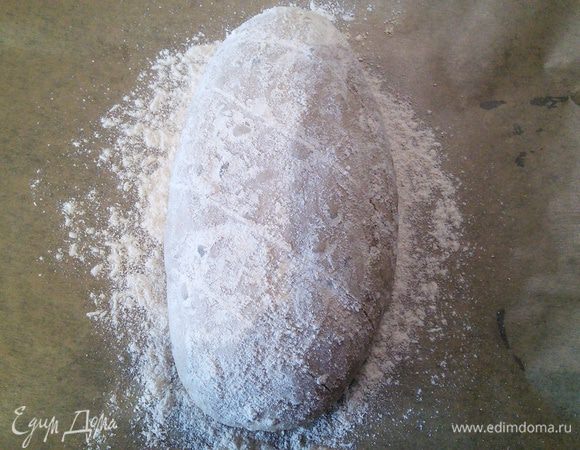 Теперь формируем буханочку. Выкладываем на противень, делаем надрезы, посыпаем мукой, накрываем плёнкой и ставим в духовку, разогретую до 30° на час для подхода. 