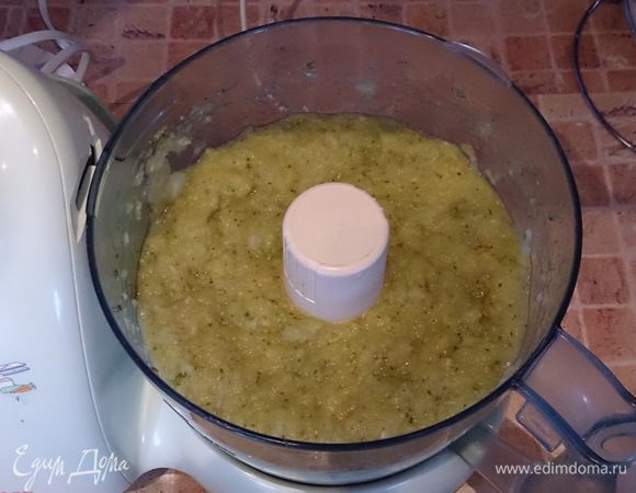 Затем овощи заливаем в блендер и делаем из этого пюре.