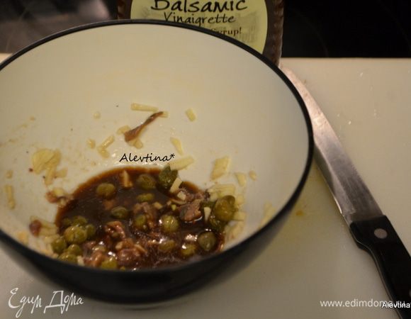 Помидоры черри помыть, разрезать на 2 части. Посолить. Дать постоять, образовавшийся сок слить в тарелочку. В небольшой емкости смешать каперсы (крупные порезать), чеснок раздавленный, анчоусы (филе, порезанное на кусочки)
Добавить оливковое масло, смешанное с бальзамическим уксусом, в анчоусную смесь и перемешать. Добавить томатный сок, который отложили. Перемешать.