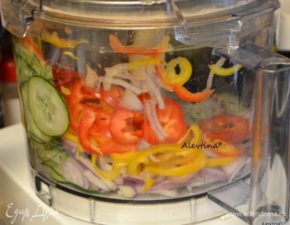 Количество таких овощей, как огурец и красный лук на выходе должно получится по 1 стакану, а перца сладкого на выходе по 1/4 стакана каждого цвета. Порезать вручную или применить технику.