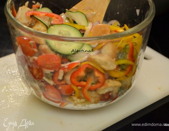 Смешать готовые сухари в емкости с анчоусной смесью, добавить овощи, оливки каламата без косточки, перемешать. Добавить соль и перец, перемешать.