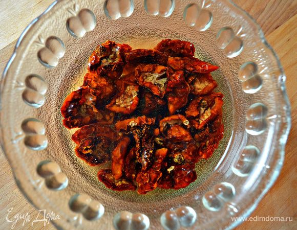 Вяленые помидоры, необходимо залить подсоленной тёплой водой на 20 мин.
Затем воду слить, сбрызнуть оливковым маслом и разрезать на кусочки. Можно использовать уже вяленые помидоры в масле, в этом случае, их понадобится побольше - 50г.