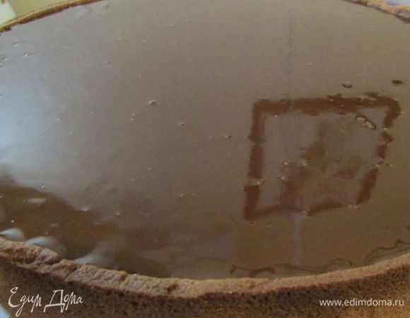 Когда корж с франжипаном полностью остынет, вылить на него кофейный ганаш. Убрать торт в холодильник. Ганаш должен полностью застыть.