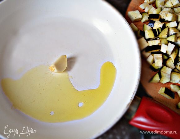 Для первой начинки: на оливковом масле (1 ст.л.) в нагретой сковороде, обжарьте немного чеснока (1 зубчик). Затем выньте из сковороды.